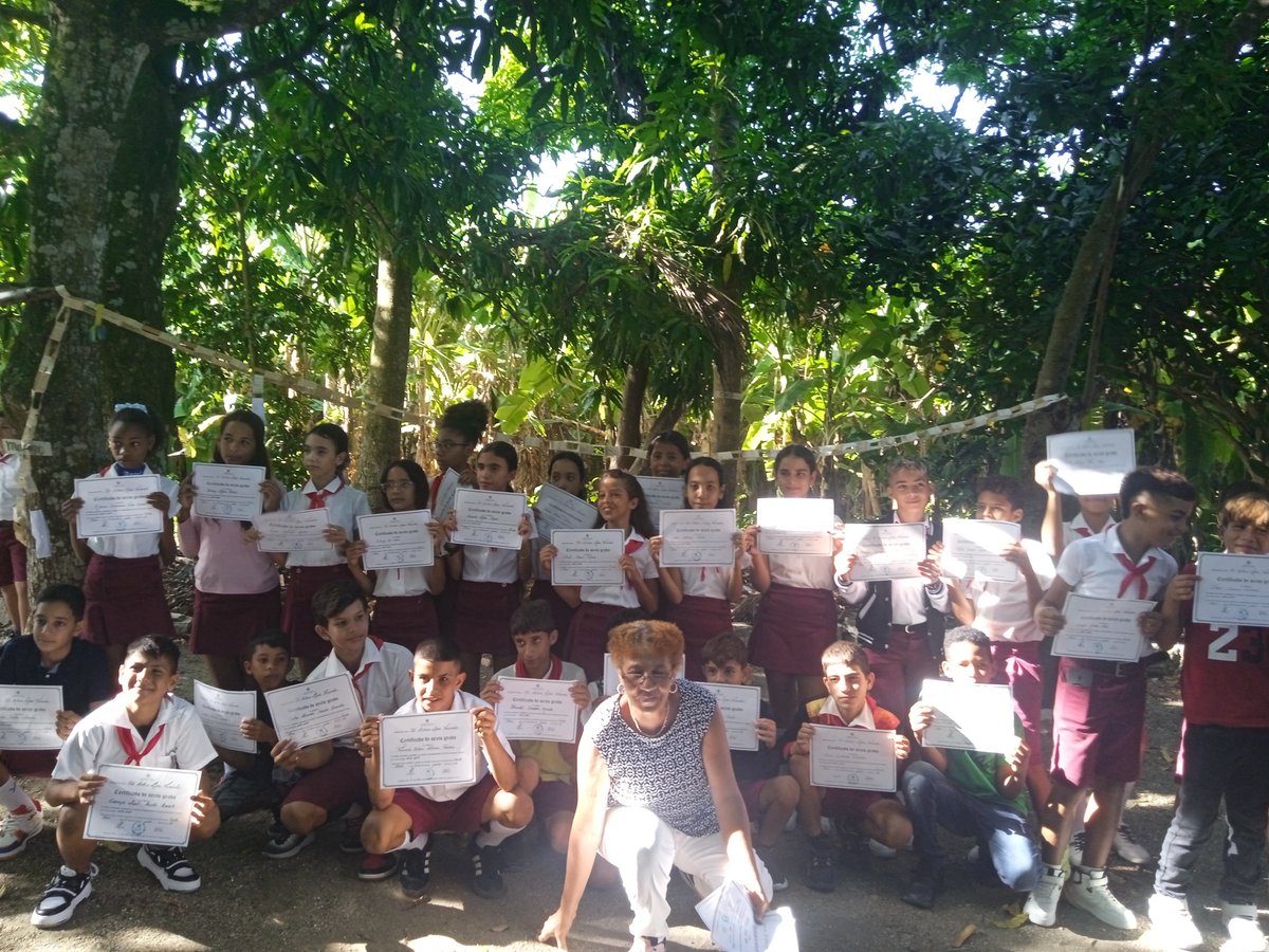 Muchas felicidades para  nuestros estudiantes de 6to grado en su graduación.<a href="/CubaMined/">MINED</a> <a href="/dpevillaclara/">DGEP Villa Clara</a> <a href="/dmesantaclaravc/">DGE Santa Clara</a>