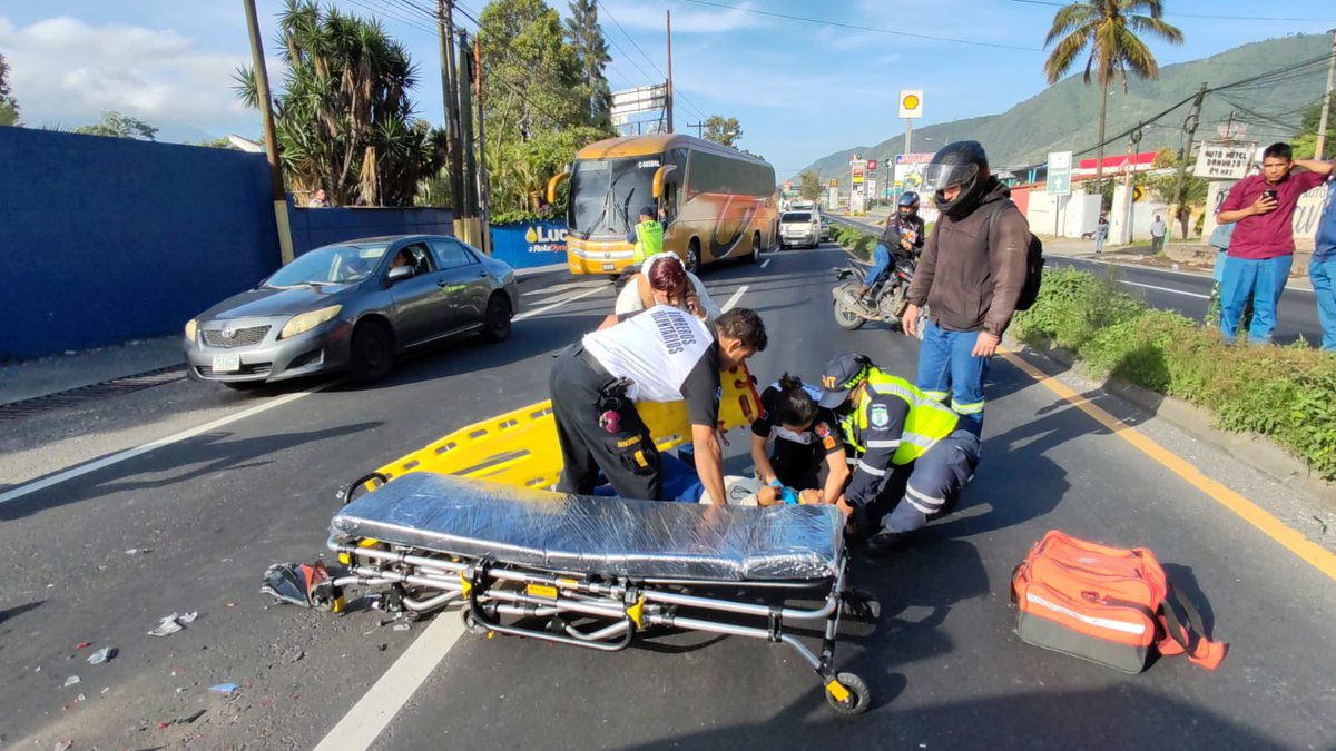 TN23NOTICIAS's tweet photo. Persona resulta herida tras colisión entre #motocicleta y #picop en Kilómetro 27 #RutaAlPacifico hacia el norte. Fue trasladada a un centro asistencial por Bomberos Voluntarios. https://t.co/sL5gyfKOiT