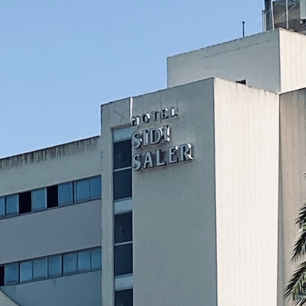 Valencia en rótulos. El Saler. La gloria es efímera. Imagen tomada en junio de 2025. Foto: <a href="/lauragarces_c/">Laura Garcés</a>