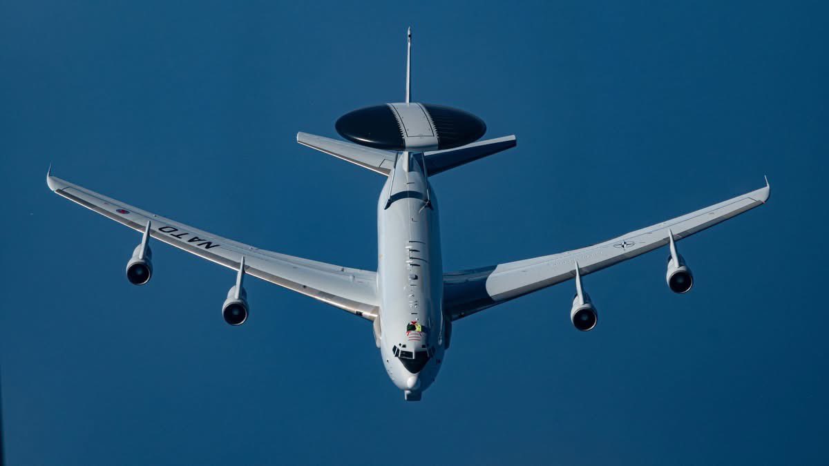 NATO_AIRCOM's tweet image. Strength in unity demonstrated as the 🇺🇸 refuel the @NATOAWACS over 🇪🇸
These missions reinforce operational flexibility and increase interoperability & readiness, ensuring Allied forces remain responsive and resilient
📷 Airman 1st Class Martínez