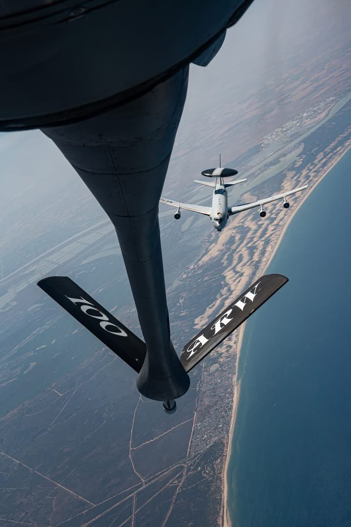 NATO_AIRCOM's tweet image. Strength in unity demonstrated as the 🇺🇸 refuel the @NATOAWACS over 🇪🇸
These missions reinforce operational flexibility and increase interoperability & readiness, ensuring Allied forces remain responsive and resilient
📷 Airman 1st Class Martínez