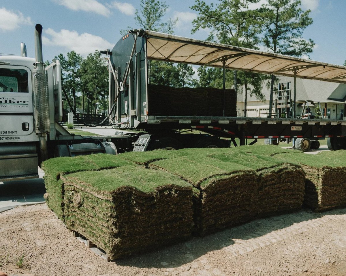 SodSolutions's tweet photo. One of our #TitansofTurf, Cornett Grass, delivering a pristine installation of Latitude 36® Bermuda in the Houston area. Grown by Murff Turf, this variety is looking spectacular in its new home. This is how you elevate a landscape! #Latitude36Bermudagrass https://t.co/NttAieXhKY