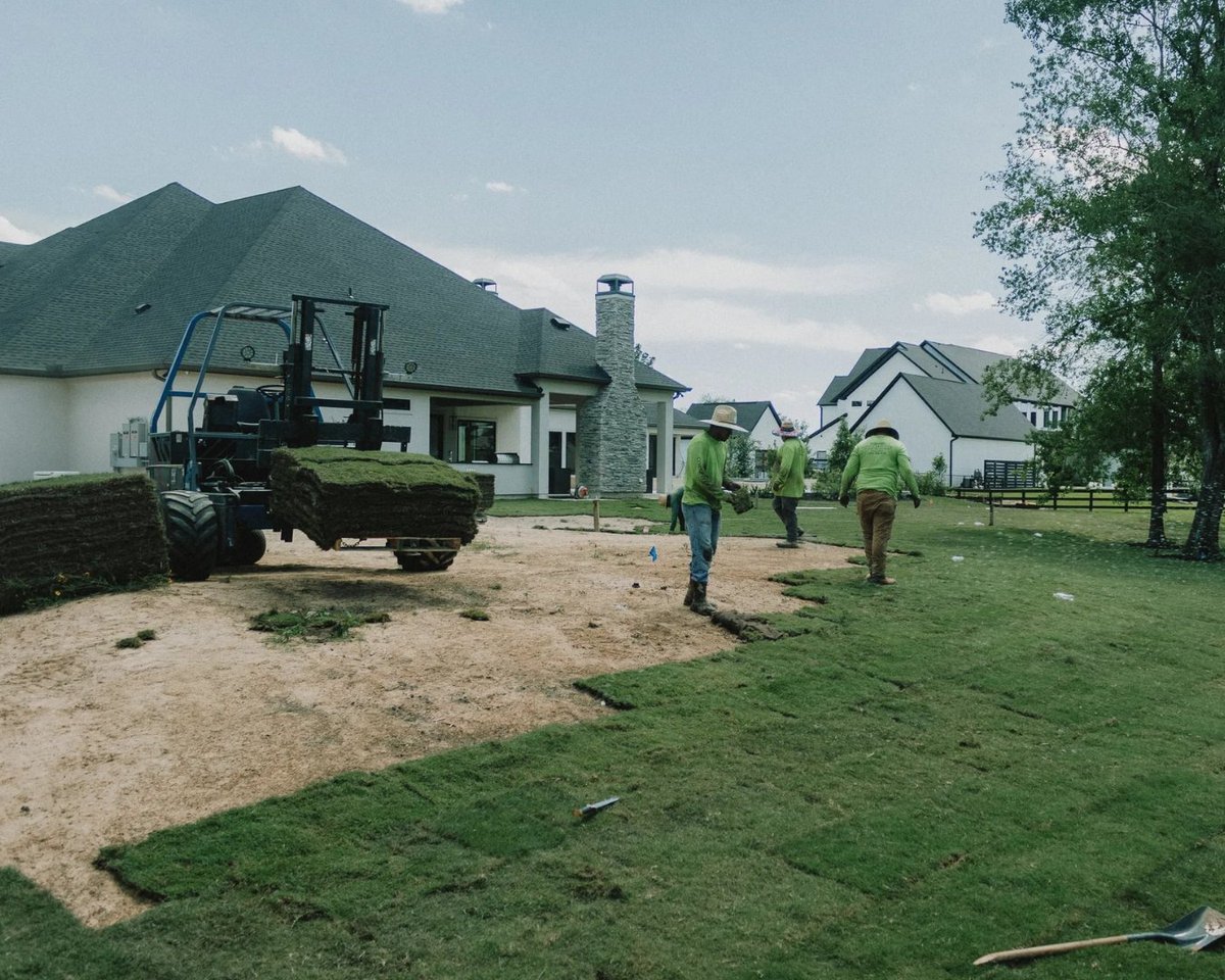 One of our #TitansofTurf, Cornett Grass, delivering a pristine installation of Latitude 36® Bermuda in the Houston area. Grown by Murff Turf, this variety is looking spectacular in its new home. This is how you elevate a landscape! #Latitude36Bermudagrass