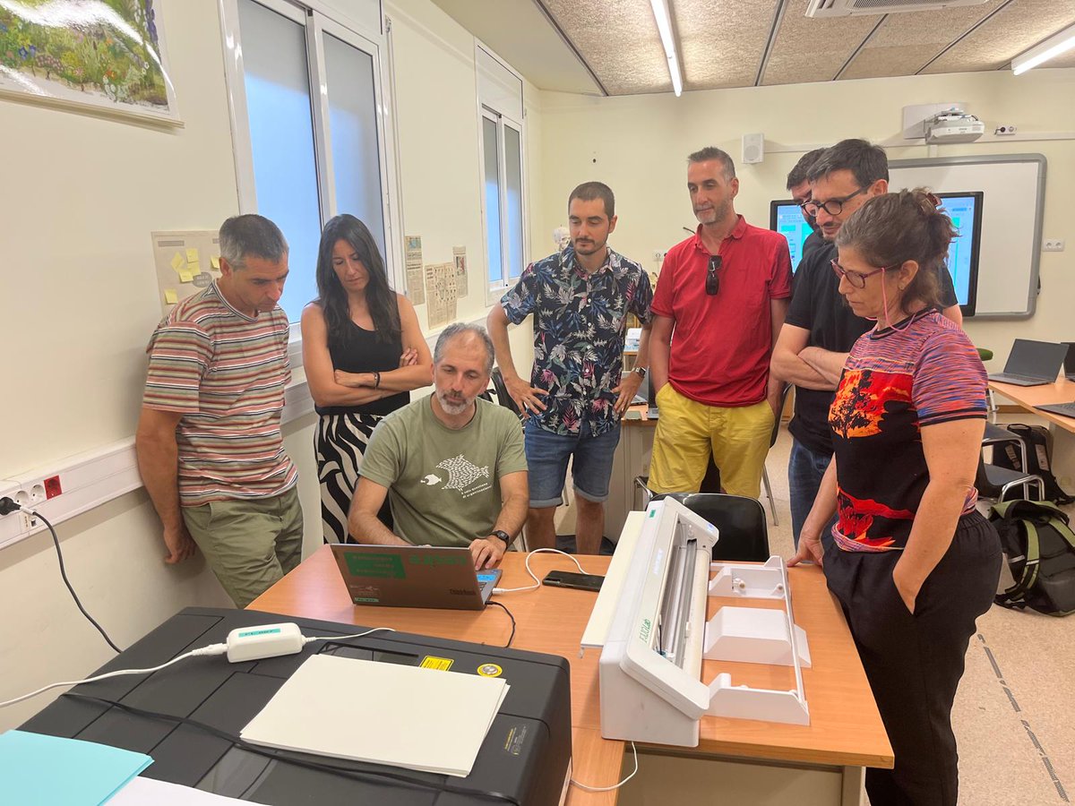 cesirecat's tweet photo. 🔧 Avui i divendres, el @cesirecat  s'omple de maker. Seguim amb la  formació en cultura maker i fabricació digital per a les mentores digitals 4.0.
Tecnologia, creativitat i col·laboració per impulsar una educació que transforma des del fer.
#CulturaMaker @educaciocat @eniubo https://t.co/u5zprYZnqd