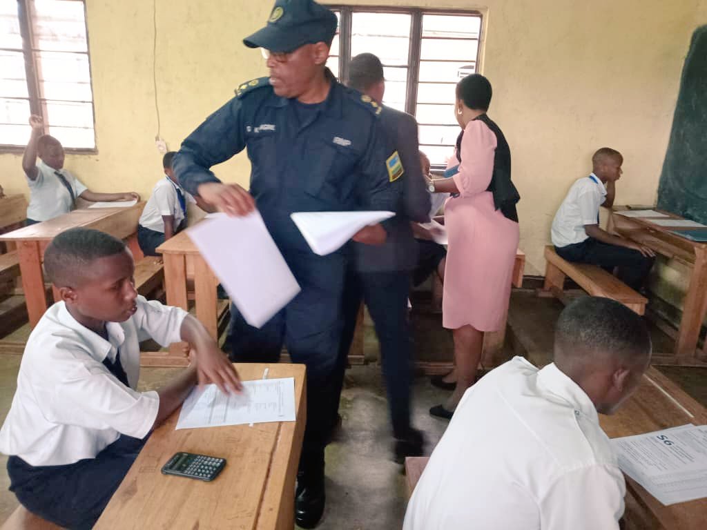 None Visi meya MUKAKALISA Francine yatangirije ikizamini cya Leta gisoza icyiciro rusange cy'amashuri yisumbuye n'icy'amashuri yisumbuye ku rwego rw'Akarere  muri GS ST ESPRIT 
Mushaka mu murenge wa #Rwimbogo.Yifurije abanyeshuri amahirwe masa no kwita ku mabwiriza y'ibizamini.