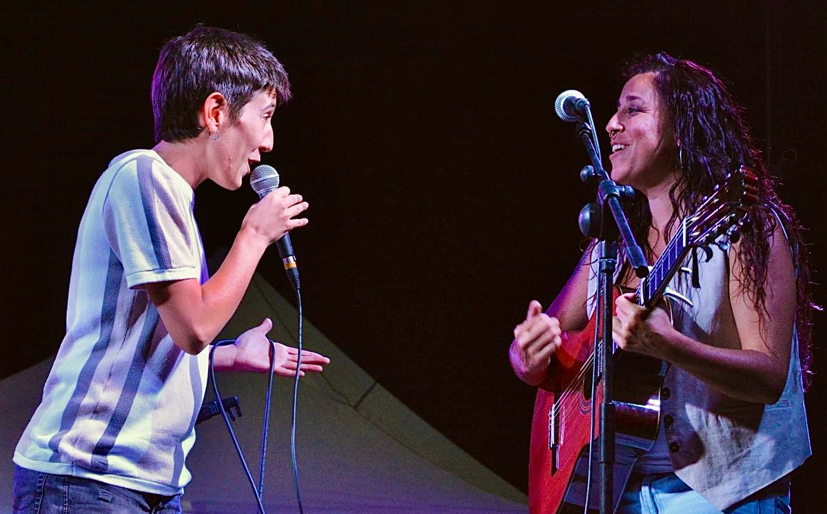 🎭 <a href="/21distritos_/">21 DISTRITOS</a> se despide hasta septiembre con una semana llena de cultura:
🎶 Música con Olga María Ramos (Chamberí)
🏴‍☠️ Teatro 'Los Piratas' y concierto de Eva Sierra y María Ruiz (Puente de Vallecas)
🤣 'Lo normal' con Menudas Pájaras (Latina)
👉 madrid-destino.com/prensa/21-dist…