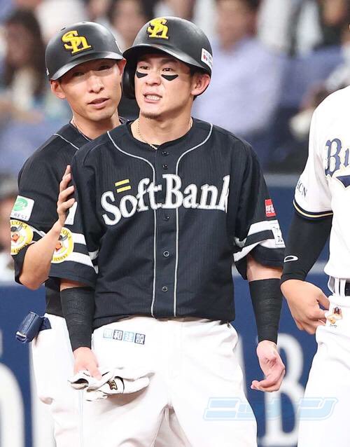 SNikkansports's tweet photo. 【ソフトバンク】牧原大成、左肘付近に死球受け3回裏守備から交代「明日、病院に」小久保監督 
#sbhawks #牧原大成 

https://t.co/IyC45WSgLf https://t.co/L9z9IQKaLr
