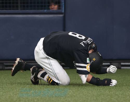 SNikkansports's tweet photo. 【ソフトバンク】牧原大成、左肘付近に死球受け3回裏守備から交代「明日、病院に」小久保監督 
#sbhawks #牧原大成 

https://t.co/IyC45WSgLf https://t.co/L9z9IQKaLr