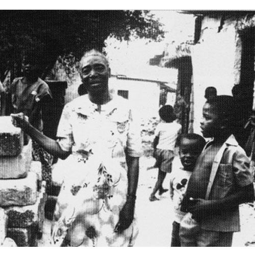 Malkia wa taarab ya Zanzibar, Bi Fatma bint Baraka (Bi Kidude) kwenye ujadidi wake.