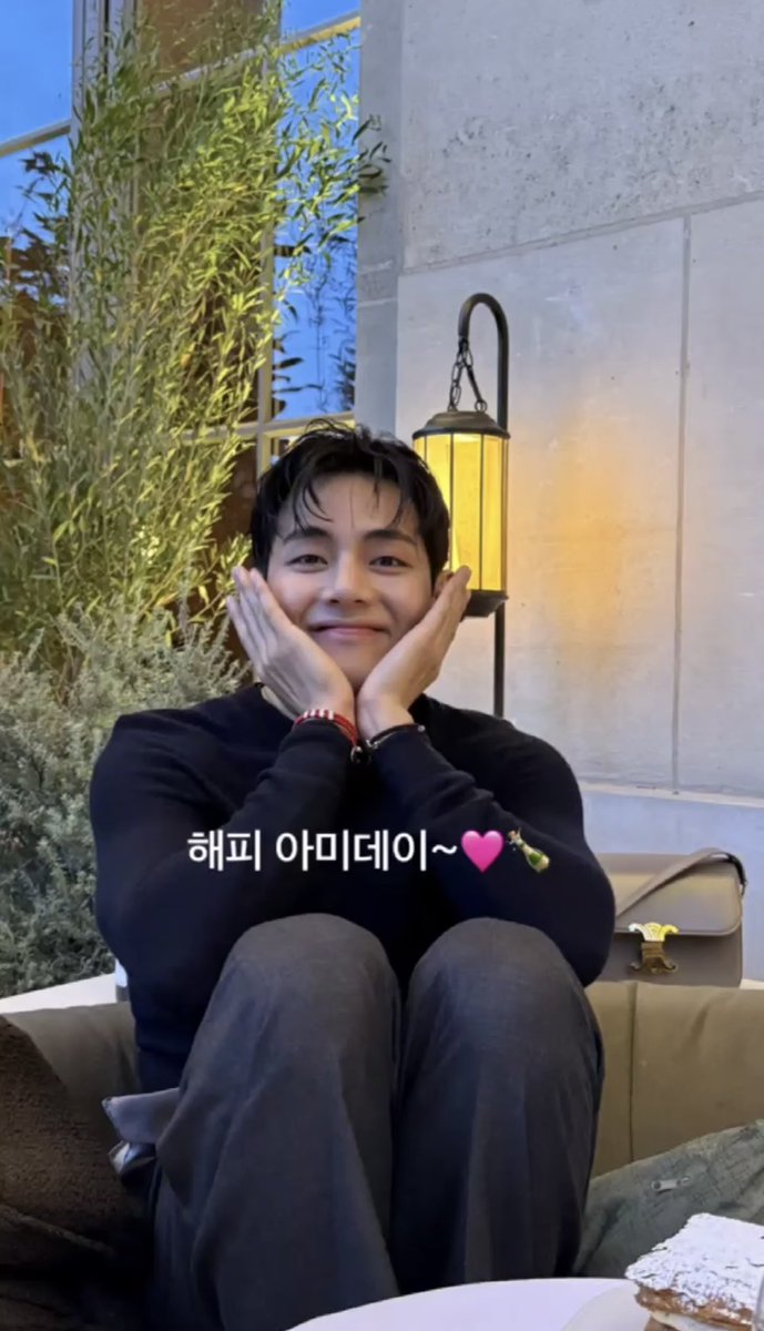 —  ⭐ | Momento de Tae en Weverse: 

🐻 Feliz día Army 🩷

🔗 weverse.io/bts/moment/07e…