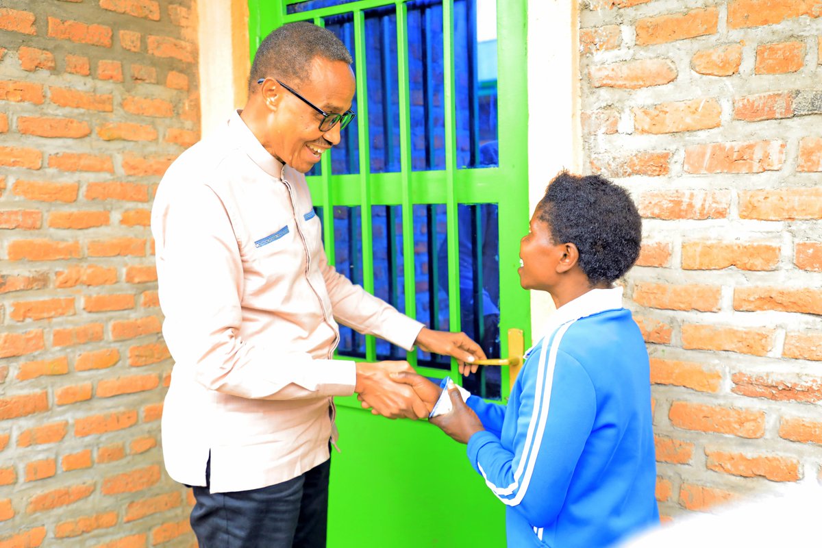 Musanze District (@musanzedistrict) on Twitter photo <a href="/RwandaNorth/">Northern Province/ Rwanda</a> <a href="/gahundemaurice/">Maurice Mugabowagahunde</a> <a href="/NsengClaudien/">NSENGIMANA Claudien</a> <a href="/TheoKayiranga/">Kayiranga Theobald</a> <a href="/UWANYIRIGIRAcl3/">UWANYIRIGIRA clariss</a> <a href="/alex_kanayoge/">Alex Kanayoge</a> <a href="/RwandaEmergency/">Ministry in charge of Emergency Management</a> <a href="/WorldBank/">World Bank</a> <a href="/RwandaLocalGov/">Ministry of Local Government | Rwanda</a> <a href="/ENERGY888FM/">ENERGY RADIO (RW)</a> Izi nzu 115 zashyikirijwe abaturage ku bufatanye bwa <a href="/RwandaEmergency/">Ministry in charge of Emergency Management</a> na <a href="/WB_Rwanda/">World Bank Rwanda</a>. Minisitiri Maj. Gen. (Rtd) Albert MURASIRA, yabwiye abaturage ko inzu bubakiwe ari umusingi wāiterambere ryabo n'Igihugu muri rusange, abasaba kuzazifata neza bazirinda kwangirika. <a href="/RwandaNorth/">Northern Province/ Rwanda</a> <a href="/gahundemaurice/">Maurice Mugabowagahunde</a> <a href="/NsengClaudien/">NSENGIMANA Claudien</a> <a href="/TheoKayiranga/">Kayiranga Theobald</a> <a href="/UWANYIRIGIRAcl3/">UWANYIRIGIRA clariss</a> <a href="/alex_kanayoge/">Alex Kanayoge</a> <a href="/RwandaEmergency/">Ministry in charge of Emergency Management</a> <a href="/WorldBank/">World Bank</a> <a href="/RwandaLocalGov/">Ministry of Local Government | Rwanda</a> <a href="/ENERGY888FM/">ENERGY RADIO (RW)</a> Izi nzu 115 zashyikirijwe abaturage ku bufatanye bwa <a href="/RwandaEmergency/">Ministry in charge of Emergency Management</a> na <a href="/WB_Rwanda/">World Bank Rwanda</a>. Minisitiri Maj. Gen. (Rtd) Albert MURASIRA, yabwiye abaturage ko inzu bubakiwe ari umusingi wāiterambere ryabo n'Igihugu muri rusange, abasaba kuzazifata neza bazirinda kwangirika.