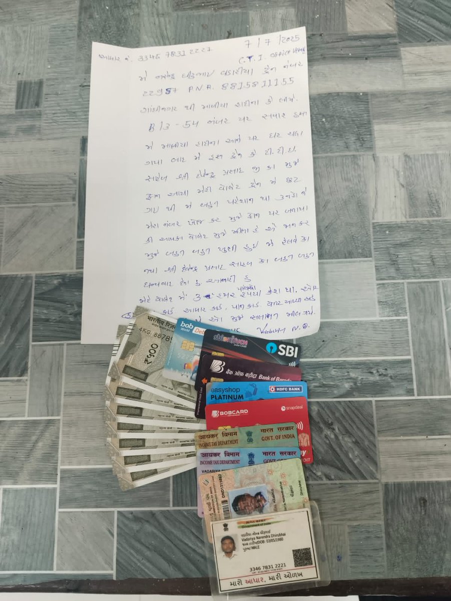 देवेन्द्र प्रसाद TTI /VRL  कल दिनांक 8/7/2025 की गाड़ी संख्या  22957 मे  एक MLHA का आर्मी पर्सनल का पर्स गाड़ी मे भूल गया थे ,इसमे कैश और बहुत सारे documents भी  थे, इनके documents के आधार पर उनका पता लगा के इनको सब साभार वापस किया <a href="/DRM_BVP/">DRM Bhavnagar</a> <a href="/irtcso/">IRTCSO</a> <a href="/adgpi/">ADG PI - INDIAN ARMY</a>