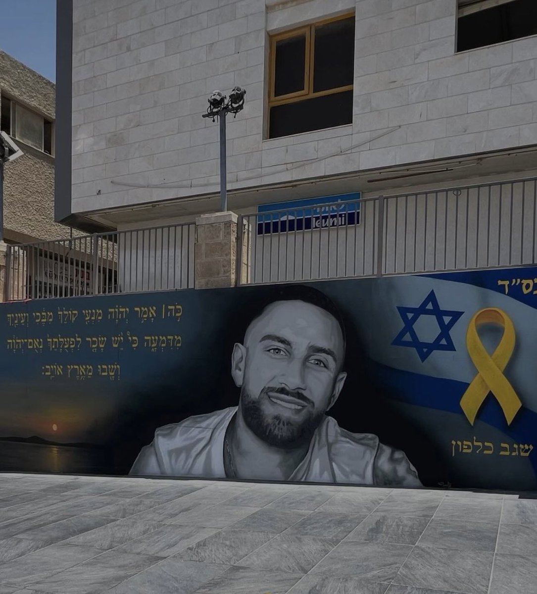 JeremBenhaim's tweet photo. Segev Kalfon, 27 ans, fait partie des 22 otages qui sont encore en vie parmi les 50 restants à Gaza.

Aujourd’hui, cela fait 642 jours qu’il est détenu par les terroristes du Hamas dans des conditions inhumaines.

Ne l'oubliez pas.

#BringThemHomeNow🎗️ https://t.co/pWt1ie9wvj