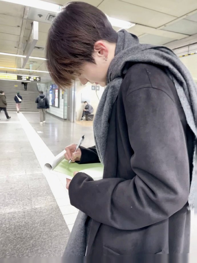 sangwonspics's tweet photo. OP was studying Korean and ran into Sangwon and she’s a fan.. OP didn’t have paper or a pen with her, so Sangwon went to a convenience store
himself, bought a pen, signed her book, and left. He told the OP to keep the pen too.. he’s the sweetest😭
#이상원 https://t.co/LNQhd1yBGl