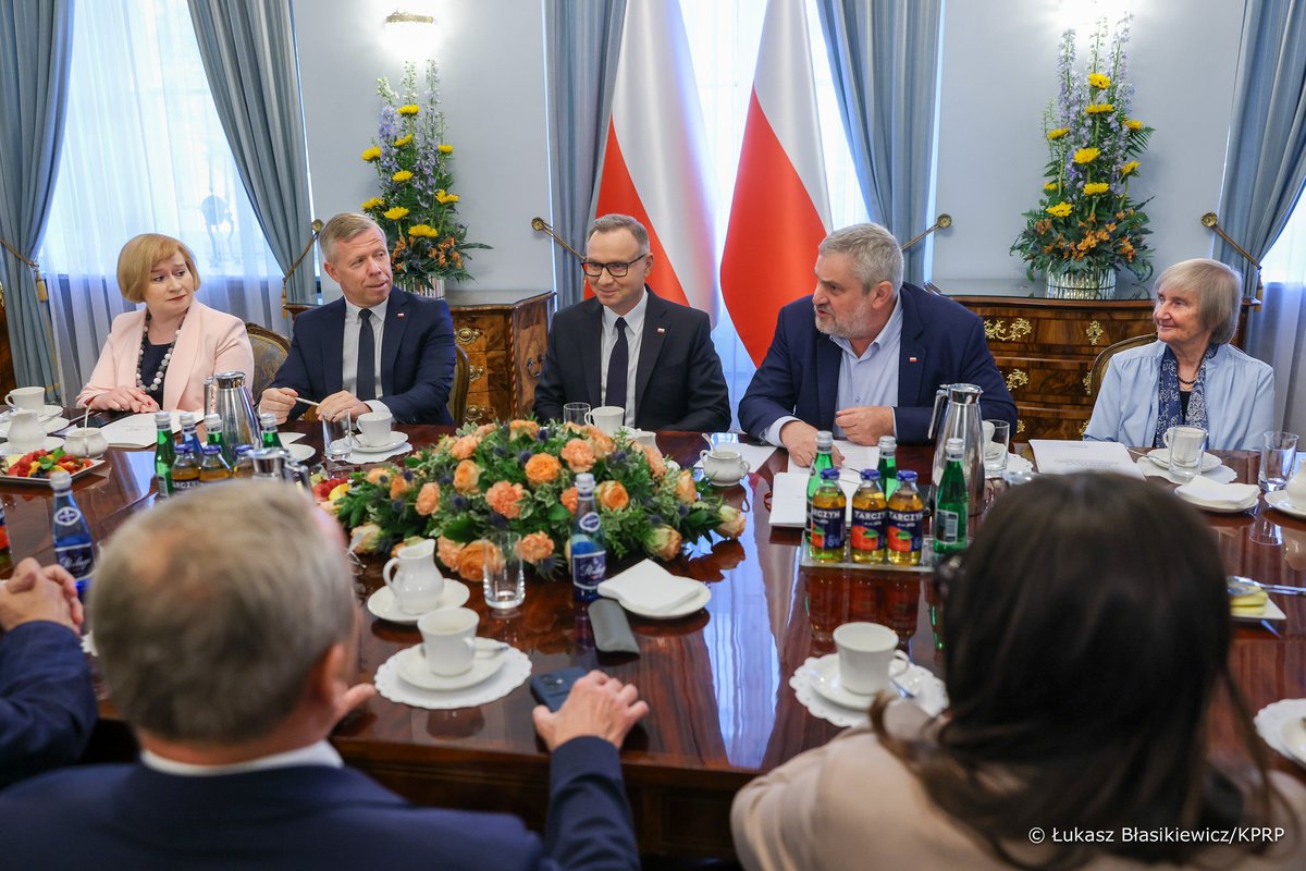 NRR_KPRP's tweet photo. 👥 Wtorkowe posiedzenie Rady ds. Rolnictwa i Obszarów Wiejskich poświęcono podsumowaniu jej dotychczasowej działalności. Prezydent RP  złożył podziękowania członkom Rady za ich pracę.

➡️https://t.co/9rRPWG4ZyA https://t.co/LB3FinNqoK