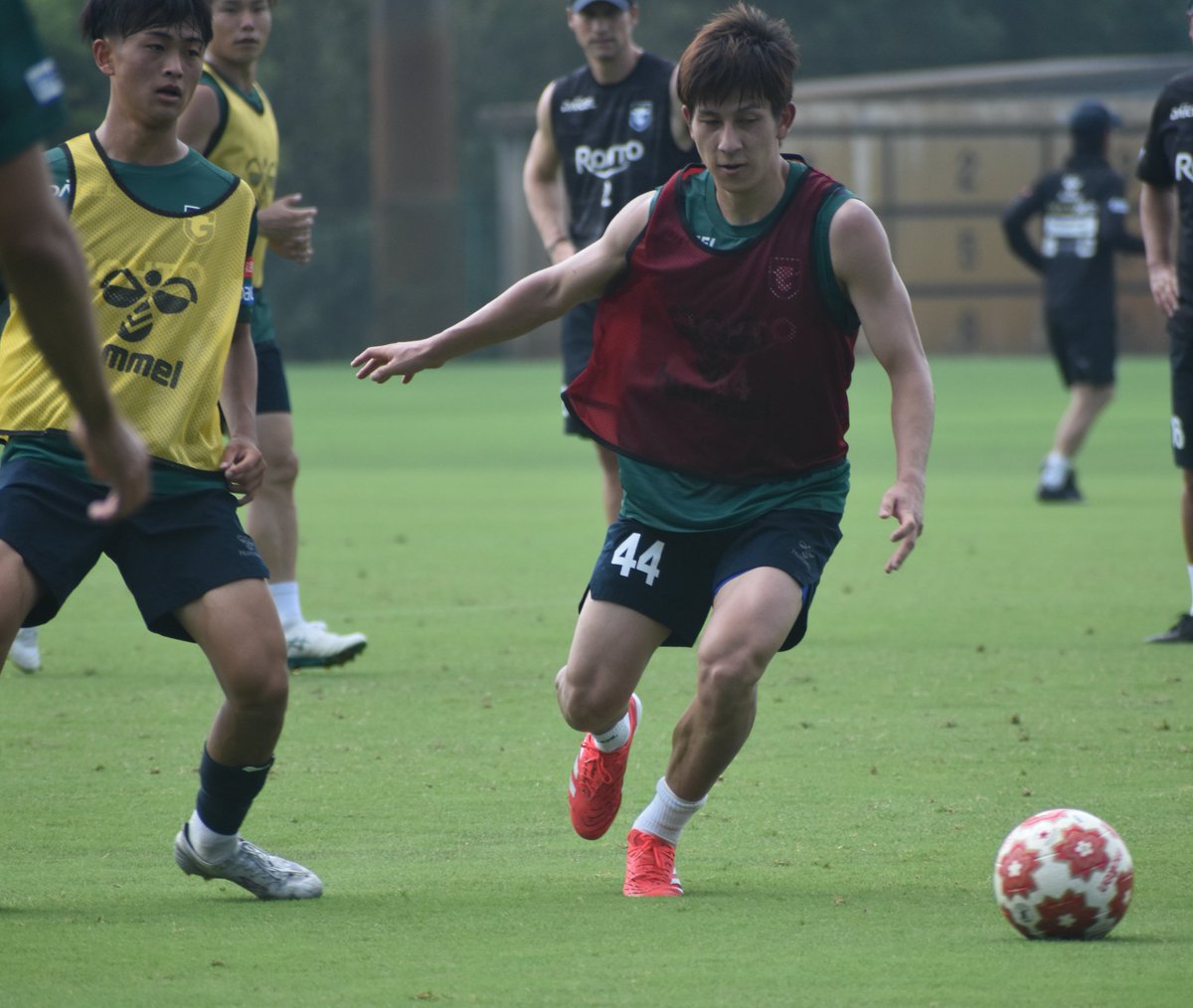 9日、G大阪はサポーターの前で公開練習を行いました。
#奥抜侃志 選手もこの日から部分合流。完全合流はまだですが、「やっとボールに触れているのでそこをまず楽しんでという感じです」と笑顔。一歩ずつ復帰に近づいています。
（エルゴラG大阪担当：下薗昌記）