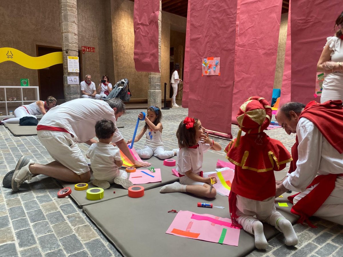 OIP_Navarra's tweet photo. 🌿 Entre tanto bullicio, también hay pausas.
"Un respiro de la fiesta" retrata ese lado más tranquilo y humano de los Sanfermines.
📖 Léelo aquí: https://t.co/ykAlnoQd04
#Sanfermines2025 #Pamplona #OtroRitmo https://t.co/b3BKPa9bNg