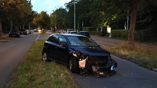 Auto botst op lichtmast Veursestraatweg -  hetkrantje-online.nl/l/162270
