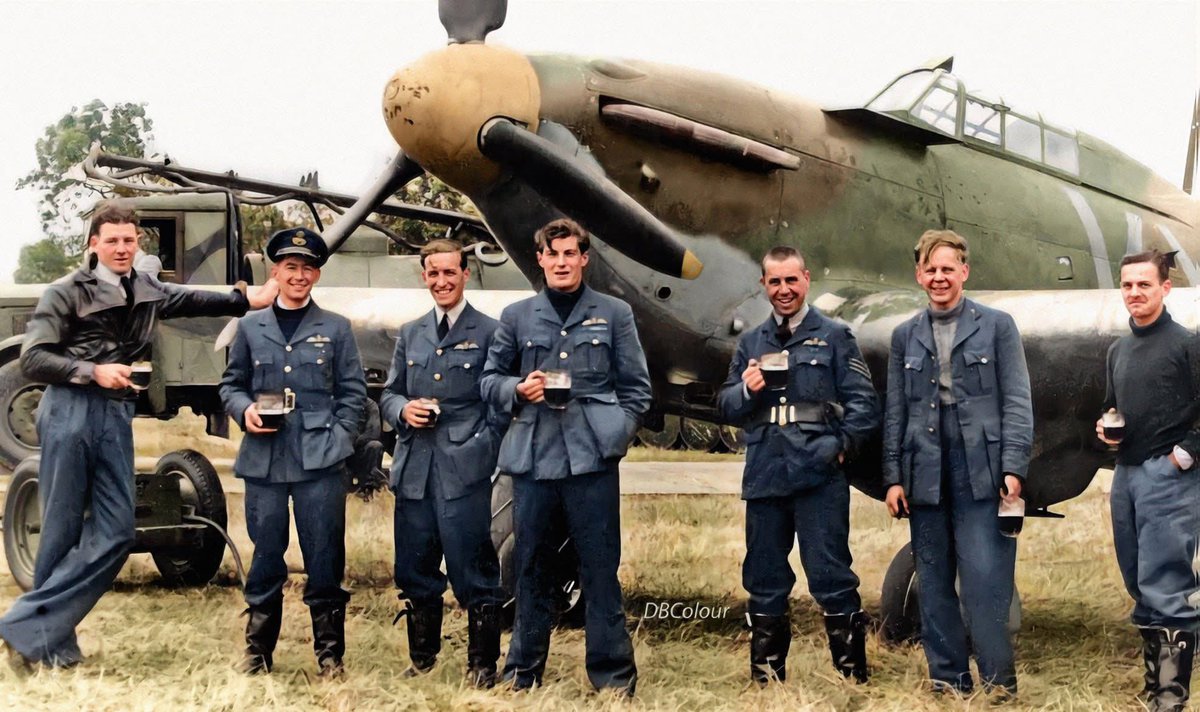 colour_history's tweet image. 10 July 1940.
"B' Flight 85 Squadron at RAF Castle Camps.
John Bickerdike (NZ) KIFA 22/7/40
Patrick Woods-Scawen DFC KIA 1/9/40
James Lockhart KIA 5/4/42
Richard Lee DFC DSO - KIA 18/8/40
Leonard Jowitt - KIA 12/7/40
Dave Bieber M/O
Sgt Ernest Reginald Webster