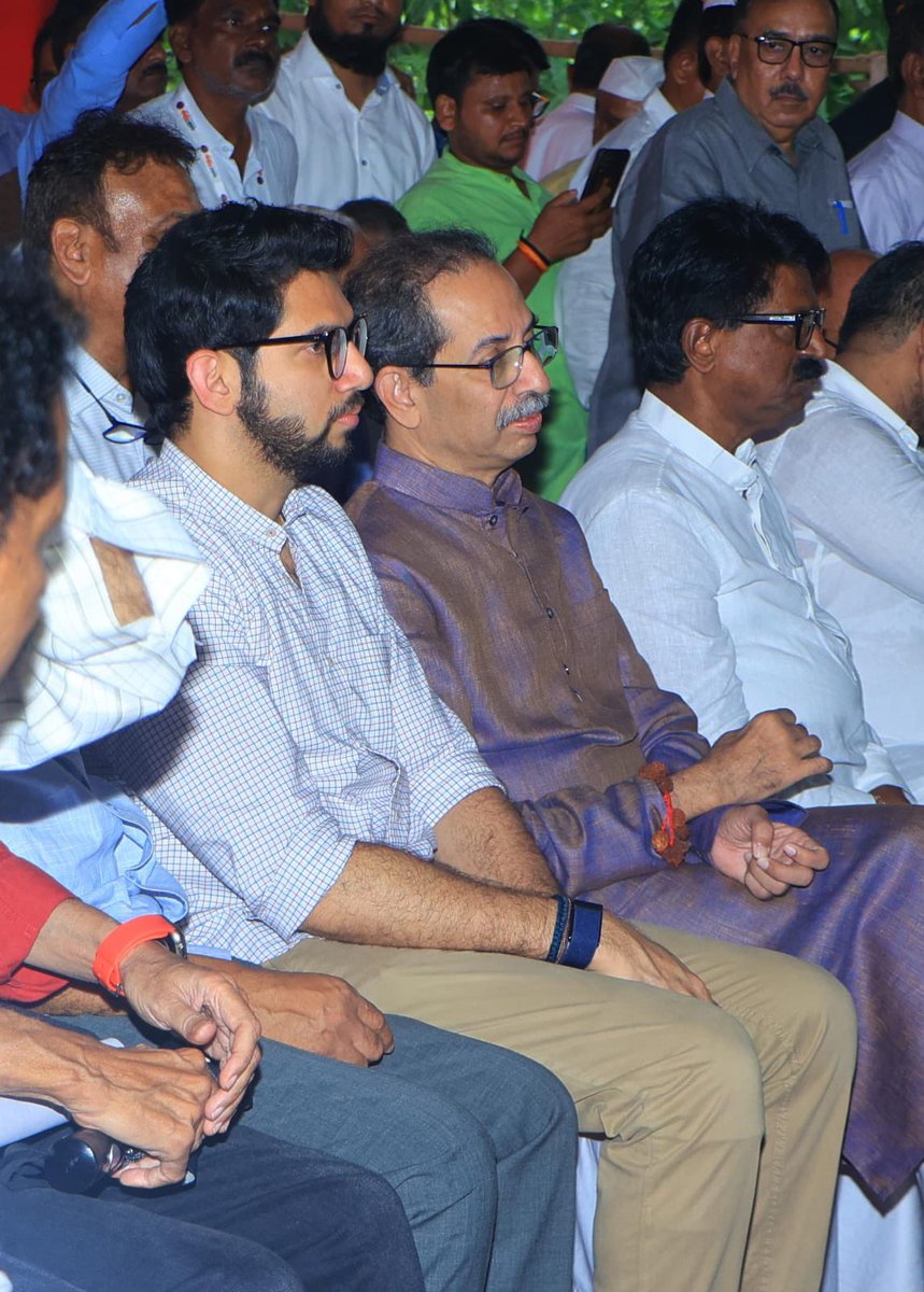 AUThackeray's tweet photo. ज्या गिरणी कामगारांनी मुंबईसाठी आपलं आयुष्य सार्थकी लावलं, त्याचं गिरणी कामगारांना मुंबईबाहेर शाळू-वांगणी येथे घरं देण्याचा डाव सरकारकडून आखला गेलाय.
हा अन्याय का?
त्यांना मुंबईतच घरं मिळाली पाहिजेत!
गिरणी कामगारांसाठी हिच आग्रही भूमिका घेऊन, गिरणी कामगार संयुक्त लढा समितीने आझाद मैदान येथे पुकारलेल्या गिरणी कामगार आंदोलनास पक्षप्रमुख मा. श्री. उद्धवसाहेब ठाकरे ह्यांच्यासह उपस्थित राहिलो.
ह्या लढ्यात आम्ही त्यांच्यासोबत आहोत असा विश्वासदेखील त्यांना दिला.
शिवसेना उपनेते आमदार सचिन अहिर ह्यांच्या समन्वयाने सुरु असलेल्या ह्या आंदोलनावेळी, शिवसेना नेते, खासदार अरविंद सावंत, शिवसेना नेते, आमदार भास्कर जाधव तसेच आमचे सर्व सहकारी  आमदार उपस्थित होते.