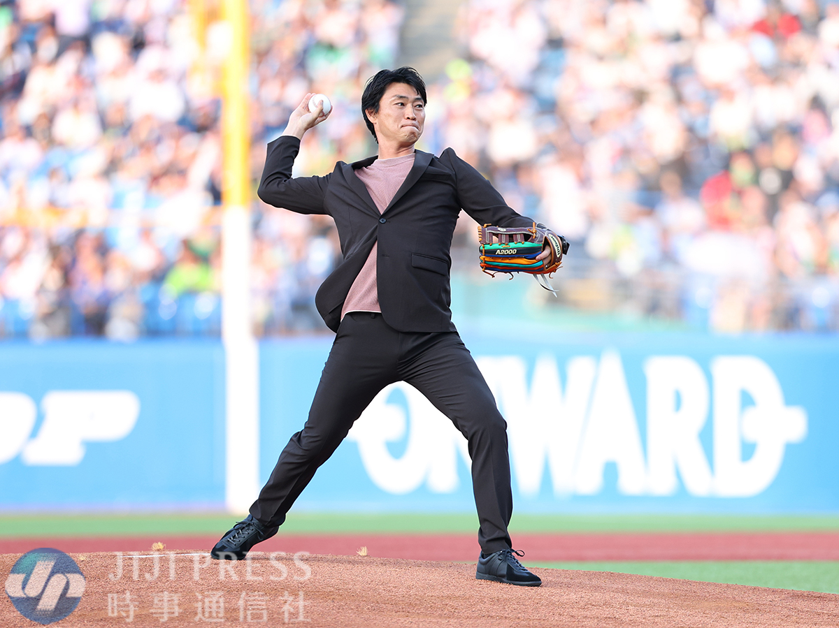 jiji_shashinbu's tweet photo. プロ野球・ヤクルトーDeNA戦を前に、元ヤクルトの青木宣親さんがファーストピッチセレモニーに登場しました！

#青木宣親 https://t.co/4zQ36e8scX
