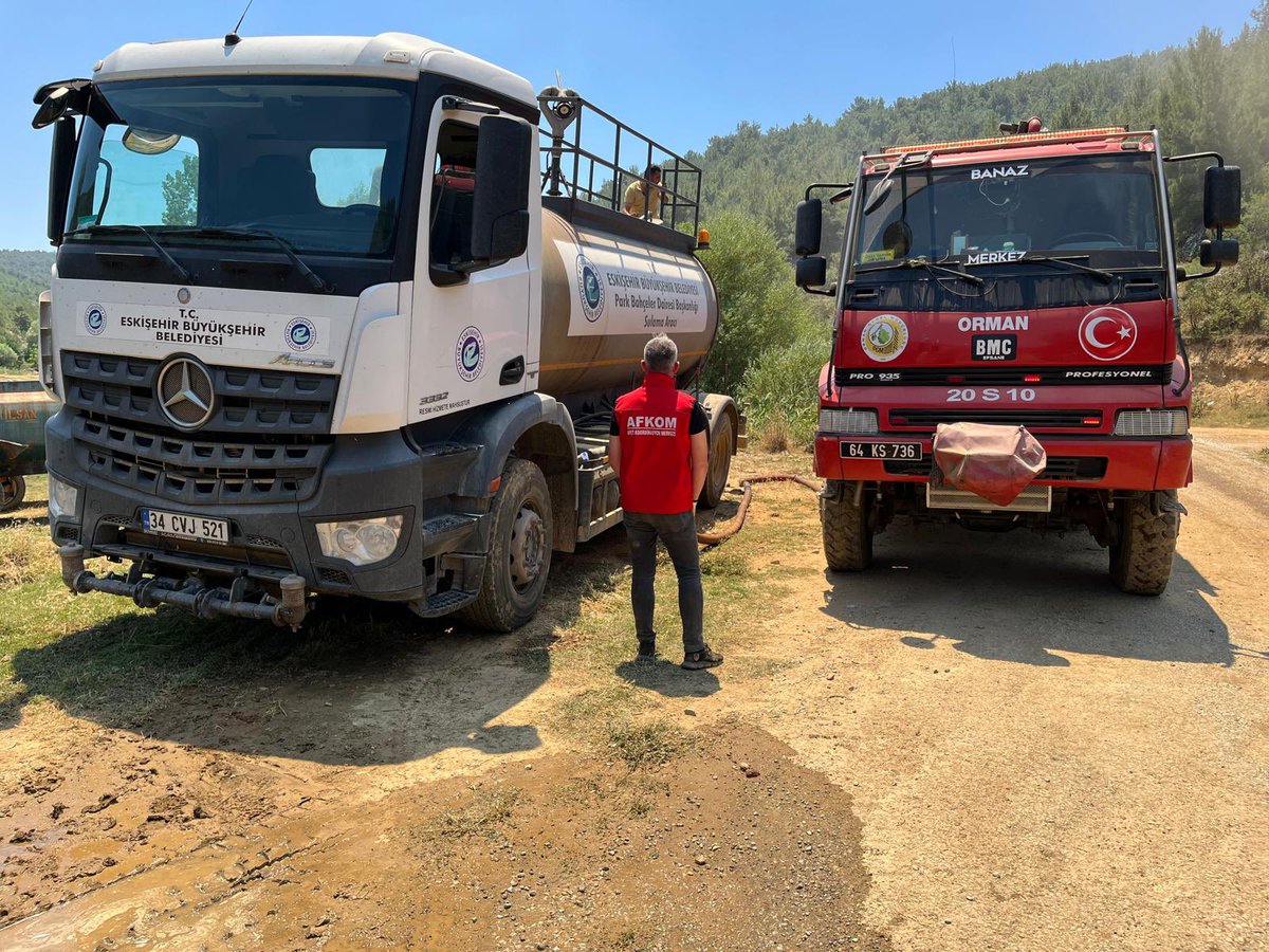 Yol Yapım Bakım Onarım, Park ve Bahçeler ile Afet İşleri Daire Başkanlıklarımızdan ekiplerimiz, Banaz ve Eşme’deki orman yangınlarıyla mücadele için bölgede.
Araçlarımızla sahadayız, Uşak’ın yanındayız. 🌲🚒