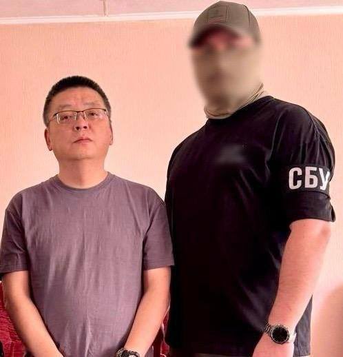 Зеленский занюхнул смелости?

СБУ задержали двух граждан Китая, обвинив в шпионаже. Это студент и его отец. По версии Киева, они хотели "похитить технологии изготовления украинских ракет".