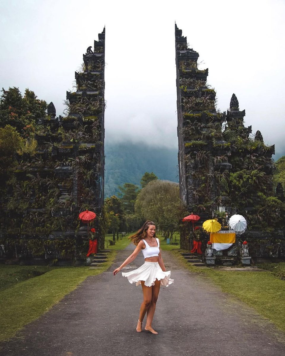 packagesBali's tweet photo. Perched high on Mount Lempuyang in East Bali, Heaven’s Gate is the iconic split gateway of Pura Lempuyang, framing the majestic Mount Agung in the distance. It's revered as one of the island’s most sacred temples.

#Bali #islandgirl #Indonesia https://t.co/TUz2KyVffH
