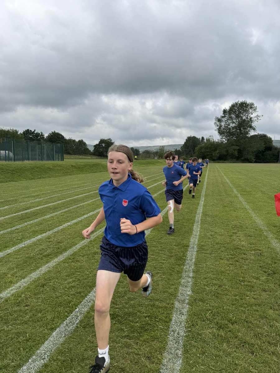 🥇 Gold for Theo B representing Bowden in the y10 boys race!

🤩 Libby J takes the gold for Combs!👏🏻