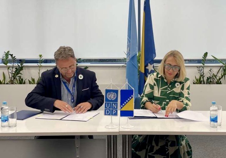 renaudmeyer's tweet image. Pleased to sign a new agreement between @UNDPBiH &amp;amp; Ministry of Environment &amp;amp; Tourism of @vladafederacije to strengthen our cooperation on #waste management, green transition, sustainable #tourism. Grateful to Minister @nasiha_pozder for continued trust in #UNDP  #SDG15