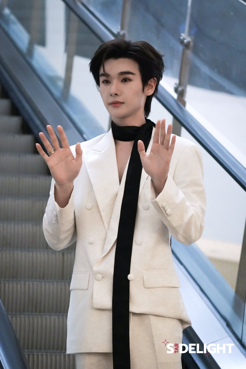 StarDelight_ent's tweet photo. มาแล้ววว น้อง "นาย กรชิต" ในงาน "Insight Entertainment: Beyond the Screen"

NEXT CHAPTER WITH NNINE 
#Beyondthescreenxนายกรชิต
#Beyondthescreen #InsightEnt2025
#InsightEntertainment
#YYDSent  #นายท่านกรชิต #นายกรชิต  #NineKornchid #高卿尘 https://t.co/AkRzQzGvWG