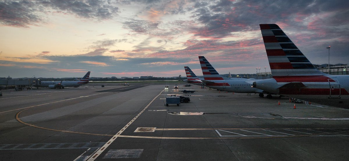 love_corey's tweet image. GM the beautiful sunrise from @Reagan_Airport @TuckerFox5 @Conthescene @MikeTFox5 @MatthewCappucci @TaylorGrenda @gwenfox5dc @caitlinrothfox5 @JenDelgadoFOX @accuweather @weatherchannel @capitalweather