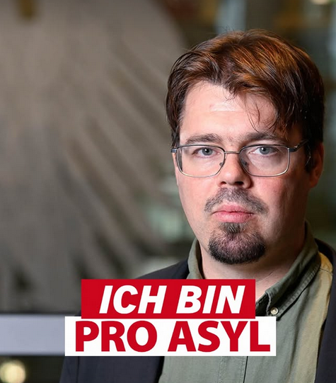 Helge_Limburg's tweet image. Weil sie Geflüchtete unterstützen, die vor Gericht ihr Recht einfordern, wird @ProAsyl massiv angegriffen.
Wir stehen an der Seite aller Schutzsuchenden – und derer, die sich mutig für ihre Rechte einsetzen.
Für rechtsstaatliche Verfahren und zivilgesellschaftliches Engagement!
