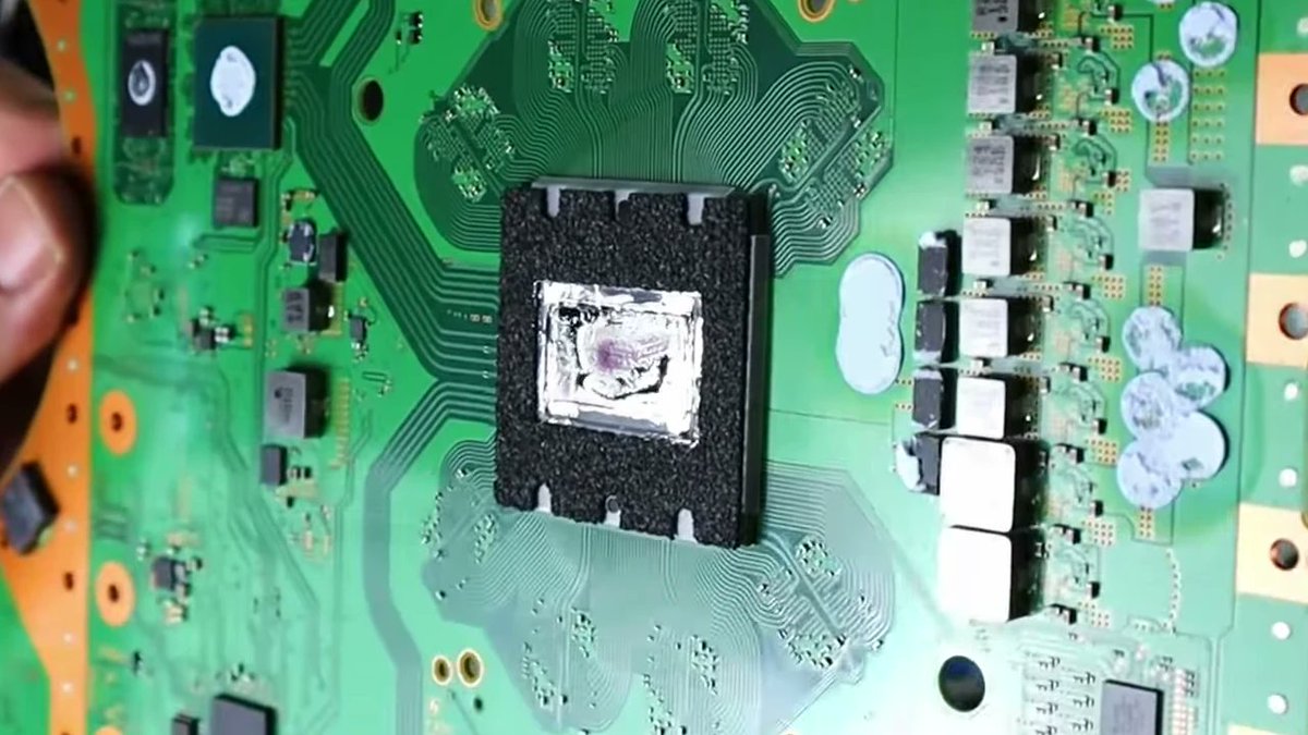 Playfront_de's tweet photo. Für viele PlayStation-Besitzer, insbesondere mit Launch-Modellen der PS5, wächst derzeit die Sorge: Systemabstürze, Über...
Link zum Artikel: https://t.co/BRa686oclJ
#PS5 #Xbox360 #Flüssigmetall #HardwareProbleme #RROD #PlayStation #Konsolenvergleich #Sony #Microsoft #Gam... https://t.co/PTzXoLQA72