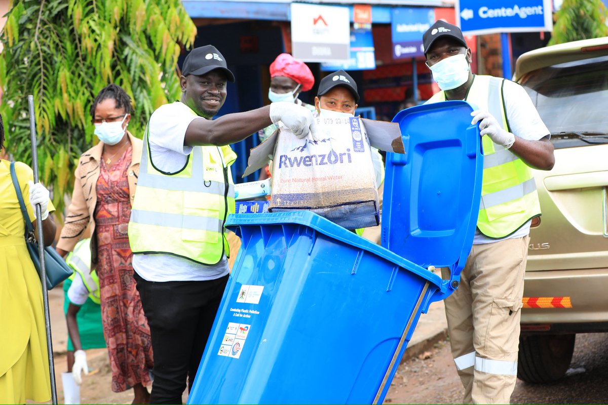 PAU_Uganda's tweet photo. 🌍 Today, @PAU_Uganda joined @TotalEnergiesUG, @CNOOCUgandaLtd, @UNOC_UG, @nemaug, @EACOP_ and leaders from Nwoya District for a series of impactful activities in celebration of World Environment Day for the oil and gas sector.

💧 We officially handed over garbage collection tools, commissioned water tanks for Anaka District Hospital, and took part in a town cleaning exercise in Anaka Town—all in support of environmental conservation and community well-being.

Together, we continue to drive sustainability and promote a cleaner, healthier future for all. 🌱♻️

#WorldEnvironmentDay2025 #WED2025 #SustainabilityInOilAndGas #CreatingLastingValue #CleanerCommunities #NwoyaDistrict