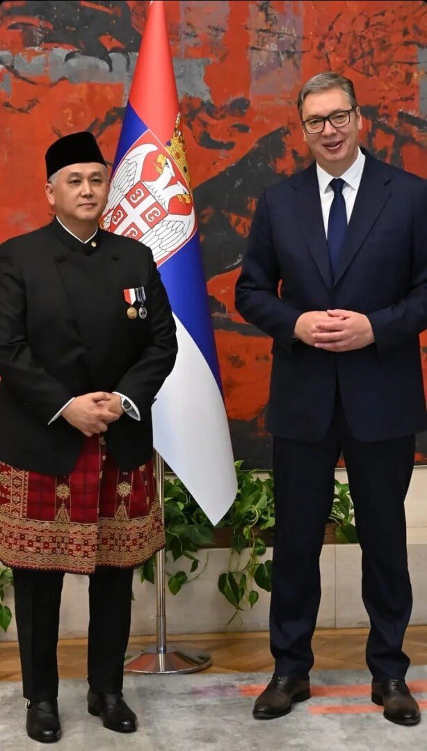 SRBinIndonesia's tweet photo. Exactly one week after arriving in 🇷🇸, RI Ambassador to Serbia Andreano Erwin presented the Letter of Credence to PR Vučić on July 7, 2025. The handover officially marked the beginning of Ambassador Andreano's term of office in Serbia.@MFASerbia @Kemlu_RI 
https://t.co/qhXvZi5sJl https://t.co/pV3WHbFPwZ