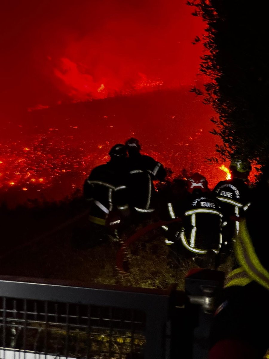 sdis27's tweet photo. Depuis Dimanche, 24 sapeurs-pompiers du #Sdis27 sont engagés au sein de la colonne de renfort #Normandie 
Protection de points sensible, attaque du #fdf , ... Leur engagement opérationnel est sans faille pour aider les collègues du @SDIS11OFFICIEL et la population de l'Aude https://t.co/mVkntwMXiG