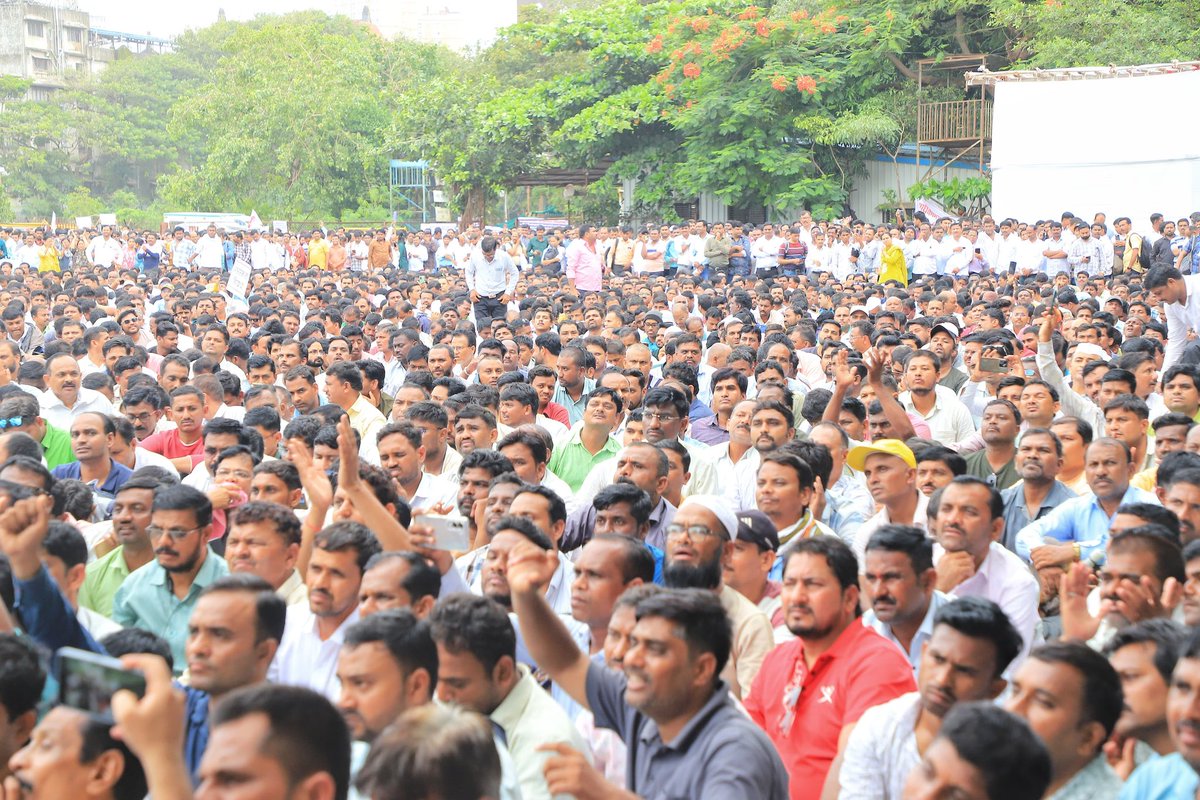 AUThackeray's tweet photo. शिक्षक समन्वय संघातर्फे आझाद मैदान येथे शिक्षक बांधवांनी पुकारलेल्या राज्यव्यापी आंदोलनास पक्षप्रमुख मा. श्री. उद्धवसाहेब ठाकरे ह्यांच्यासह उपस्थित राहिलो. 
राज्यातील विनाअनुदानित शाळांना अनुदान जोपर्यंत मिळत नाही आणि शिक्षक बांधवांच्या मागण्यांना न्याय मिळत नाही, तोपर्यंत आम्ही त्यांच्यासोबत लढत राहणार.
ह्यावेळी शिवसेना सचिव मिलिंद नार्वेकर, शिवसेना उपनेते आमदार सचिन अहिर व शिवसेना उपनेत्या महाराष्ट्र शिक्षक असोसिएशनच्या राज्याध्यक्षा शुभांगी पाटील व मविआचे नेते उपस्थित होते.