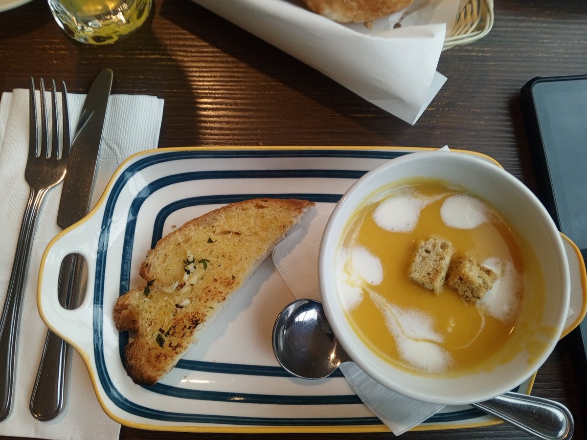TheBlindSpotPh's tweet image. Late lunch, mas masarap yung pumpkin soup di to sa italianni's kesa kabilang resto,