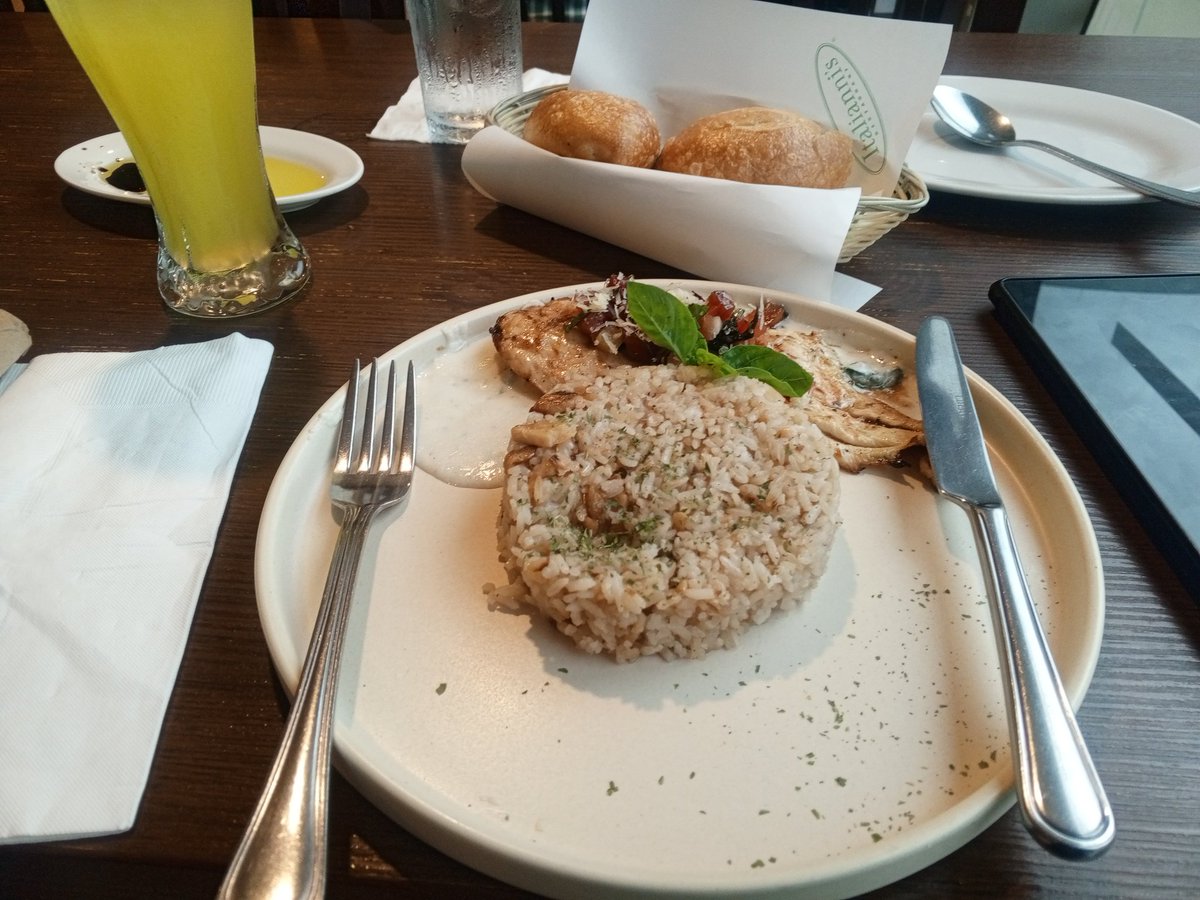 TheBlindSpotPh's tweet image. Late lunch, mas masarap yung pumpkin soup di to sa italianni's kesa kabilang resto,