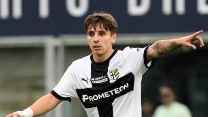 simo_lor's tweet image. In tanti mi chiedete del futuro di #Bernabè, ma la verità è che non ci sono aggiornamenti e non c'è niente da scrivere. Adrian è legatissimo al club, ha un contratto, ha già parlato con Cuesta ed è senatore del #Parma, per quanto assurdo possa sembrare.