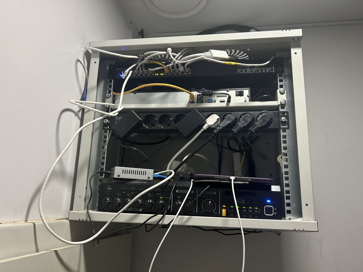 kalinizaurus's tweet image. Довго закривали очі, але все ж нарешті ПОЛАГОДИЛИ WIFI в бімбо на чикаленка. Тепер все літає без перебоїв. Заходьте поклацать. А ще на терасі додали кнопки виклику офіціантів, щоб ви не чекали зайвий час