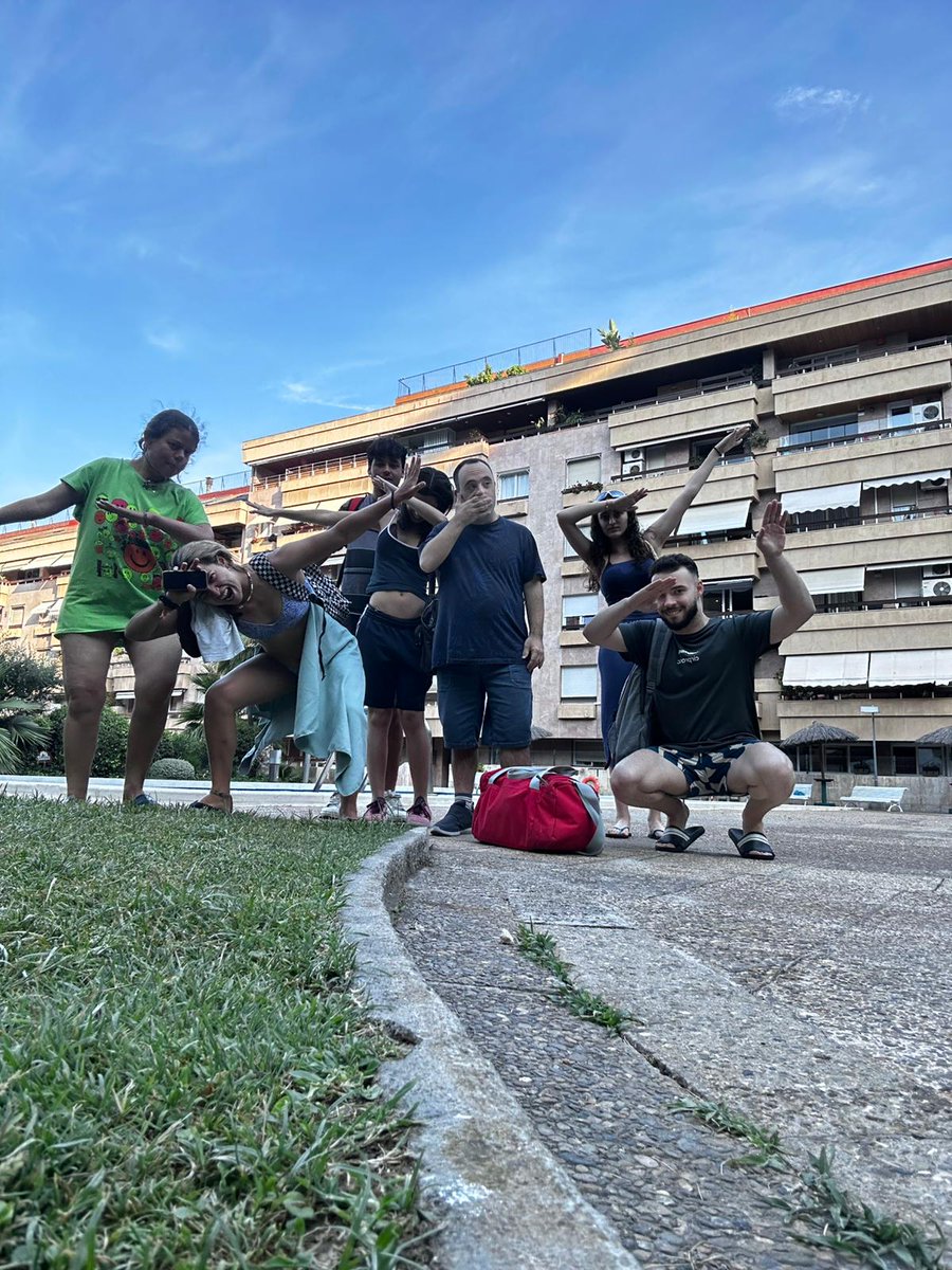 La Carmen ja no viu al pis del programa Hàbitat, però els llaços que es creen en tres mesos de convivència van molt més enllà… I ha convidat els voluntaris actuals a passar un dia de piscina a casa seva. 

Un dia d'aquells que es queden a la memòria... i a la galeria de fotos 😄