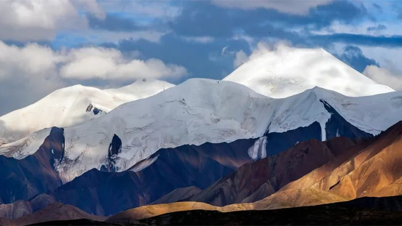 IMTAOFFICIAL's tweet image. Above the Clouds: Exploring the Sacred Mountains and Civilizational Roots of Kunlun🏞️🏔️
Stretching across the heart of the #Asian continent, the Kunlun Mountains are revered as "China’s First Sacred Mountain," the "Ancestral Mountain of All Ranges," and the origin of the…