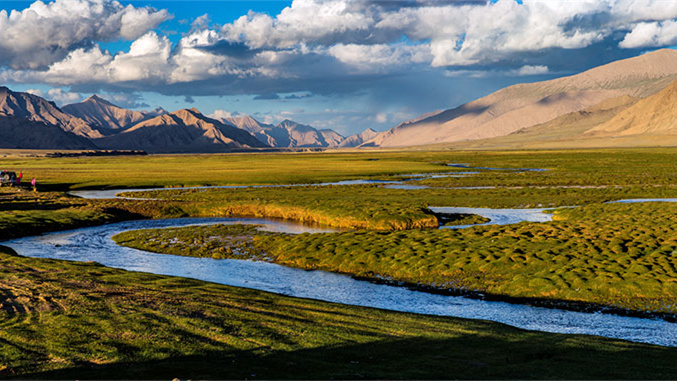 IMTAOFFICIAL's tweet image. Above the Clouds: Exploring the Sacred Mountains and Civilizational Roots of Kunlun🏞️🏔️
Stretching across the heart of the #Asian continent, the Kunlun Mountains are revered as "China’s First Sacred Mountain," the "Ancestral Mountain of All Ranges," and the origin of the…