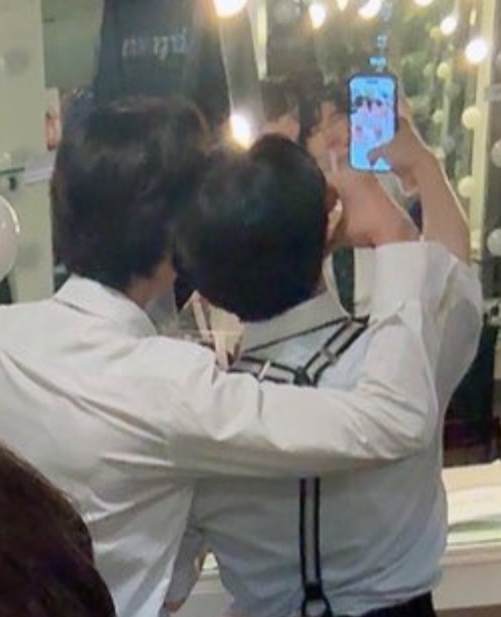 MyDearJ417's tweet photo. 얘두라 꼭 거울속을 봐줘 https://t.co/Ph2OrvfMq7