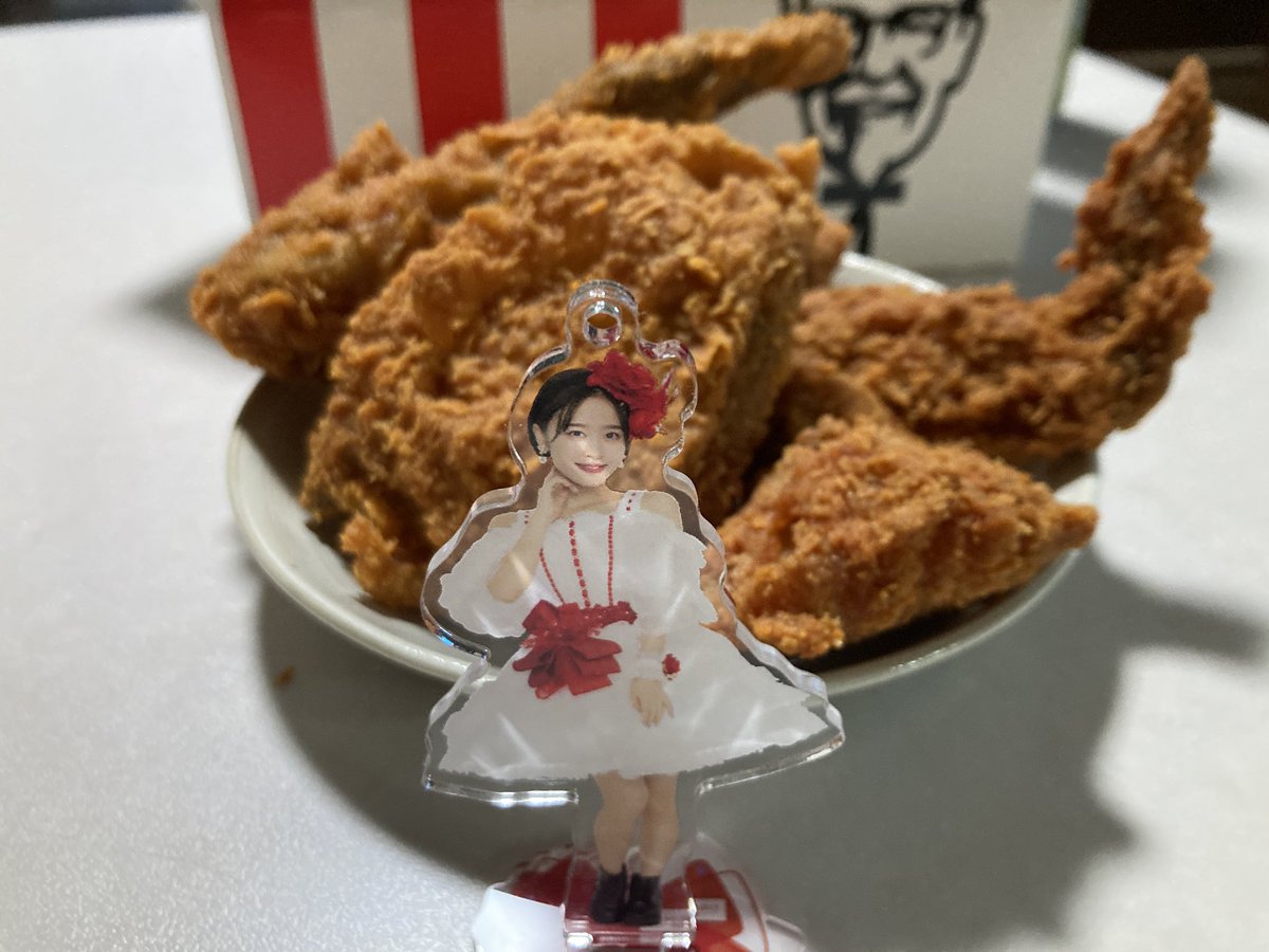 MTouge's tweet photo. レッドホットチキン♫
夏が来たよ、小田ちゃん！

#小田さくら
#KFC
#レッドホットチキン https://t.co/j26FXOqGQz