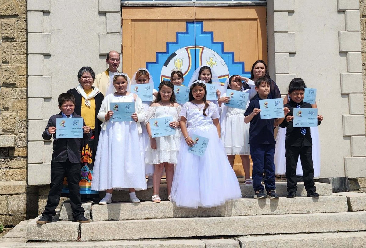 JesuitsofCanada's tweet image. From First Communions to garden days and Hospitality Sundays, our parishes are more than places of worship — they’re living lessons in faith, belonging and hope. 🌱⛪
Discover more: bit.ly/46o7V2T