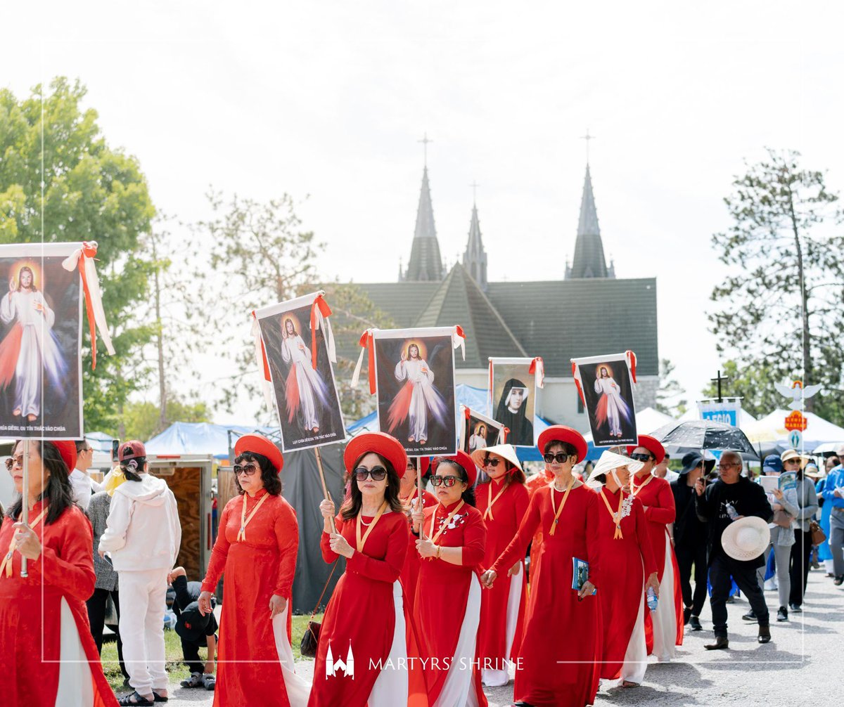 JesuitsofCanada's tweet image. From First Communions to garden days and Hospitality Sundays, our parishes are more than places of worship — they’re living lessons in faith, belonging and hope. 🌱⛪
Discover more: bit.ly/46o7V2T