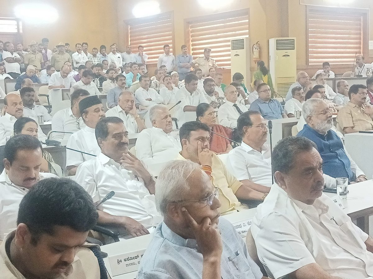 NsrSalethur's tweet photo. ಮಂಗಳೂರಲ್ಲಿ ಶಾಂತಿ ಸಭೆ ನಡೆಯುತ್ತಿದೆ. ಎಲ್ಲಾ ರಾಜಕೀಯ, ಸಾಮಾಜಿಕ, ಧಾರ್ಮಿಕ, ಸಾಂಸ್ಕೃತಿಕ, ಸಂಘಟನೆಯ ಮುಖಂಡರಿಗೆ ಆಮಂತ್ರಣವಿದೆ.

ರಾಜ್ಯಾದ್ಯಂತ ಸೌಹಾರ್ದ ನಡಿಗೆಯ ಮೂಲಕ ಕೋಮುಸಾಮರಸ್ಯ ಸಾರುವ SSF SYS ನ್ನು ಶಾಂತಿ ಸಭೆಗೆ ಜಿಲ್ಲಾಧಿಕಾರಿಯವರು ಆಮಂತ್ರಿಸದಿರುವುದು ಯಾತಕ್ಕಾಗಿ.

@DCDKOfficial ರವರ ಈ ನಡೆ ಯಾವ ಕಡೆ

@DrParameshwara https://t.co/eNkzUS0f3Y